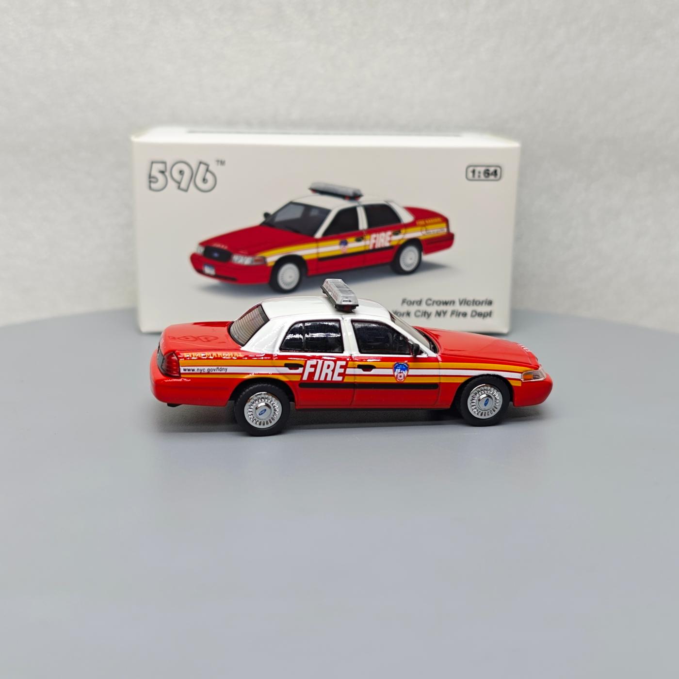 596 1:64 Ford Crown Victoria H - Kids Toys Victoria のレビューと価格